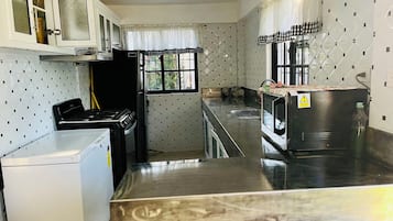 Geladeira, fogão, cooktop, cafeteira/chaleira