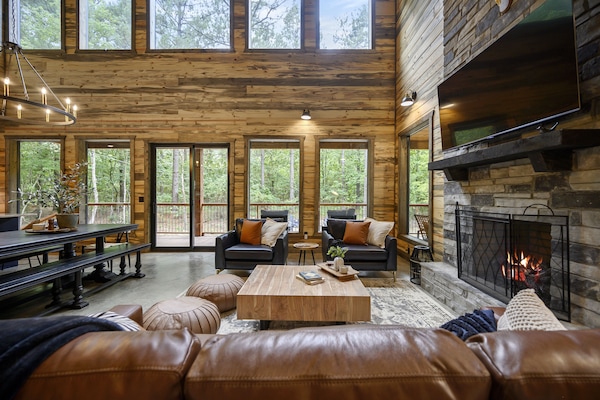 Smart TV, chimenea, videojuegos, libros