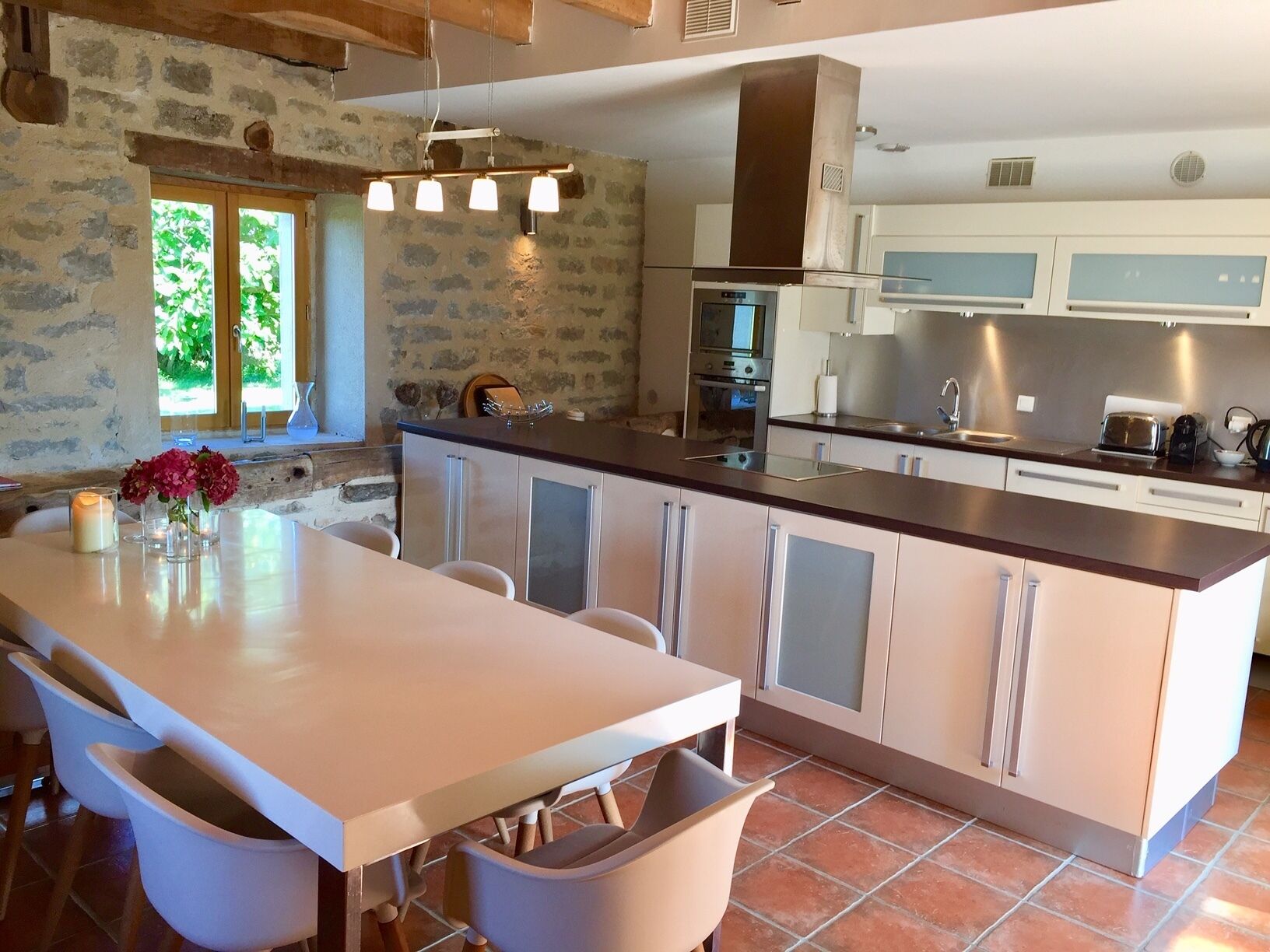 Een koelkast, een microgolfoven, een oven, een vaatwasser