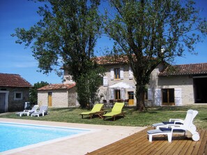 Een buitenzwembad en een verwarmd zwembad