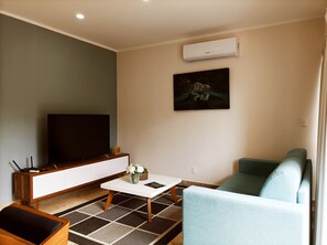 Apartment | Wohnbereich | 50-Zoll-Smart-TV mit Digitalempfang, Fernseher