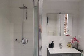 Ducha, secador de pelo, bidé y toallas