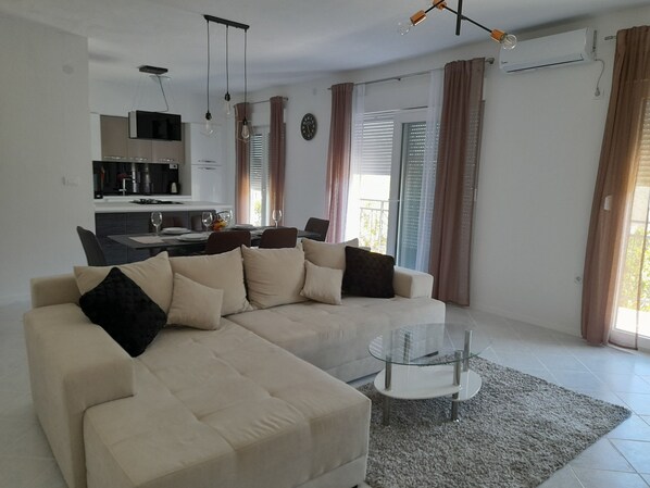 Smart TV, fireplace