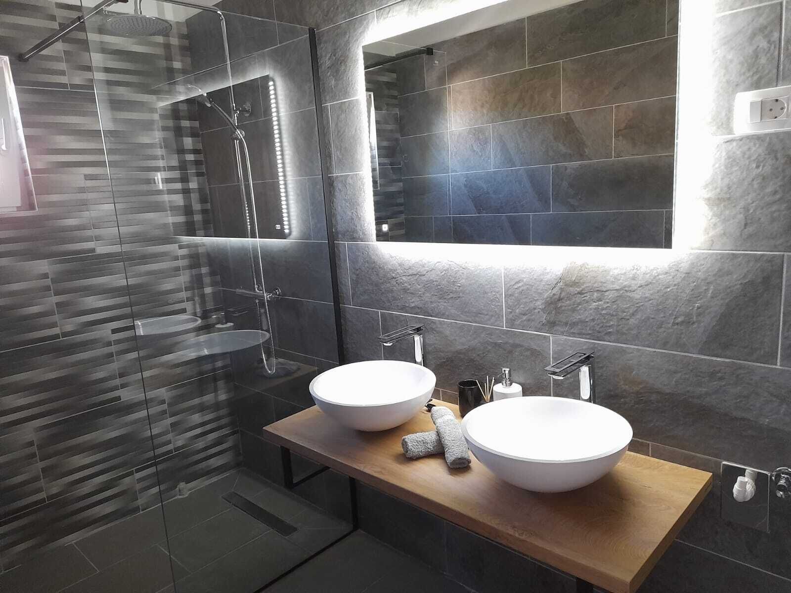 Shower, free toiletries, hair dryer
