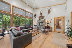 Smart-TV, Kamin, Bücher