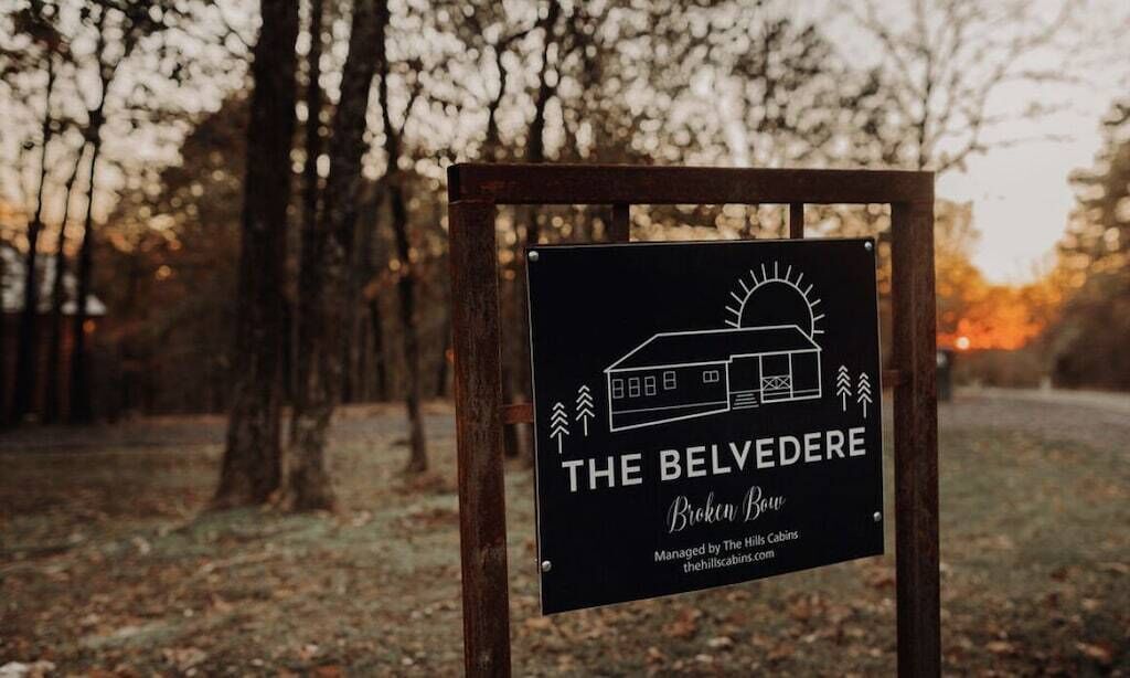 Señal de The Belvedere, un alojamiento en Broken Bow gestionado por The Hills Cabins.