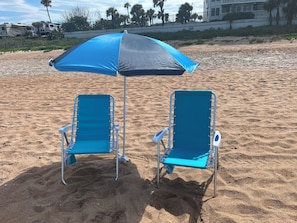 Plage, chaises longues, serviettes de plage