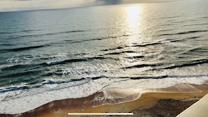 Una playa con olas y cielo despejado.