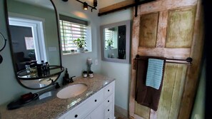 Douche, serviettes fournies, savon, papier de toilette