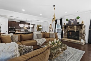 Smart TV, fireplace - Ultimate 8BR Getaway w/lake views, bar, gym, movie theater, and much more... (Loganville)