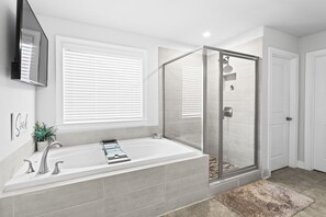 Ensemble baignoire-douche, séchoir à cheveux, serviettes fournies, savon
