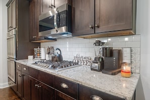 ثلاجة، ميكروويف، فرن، موقد طهي مسطح