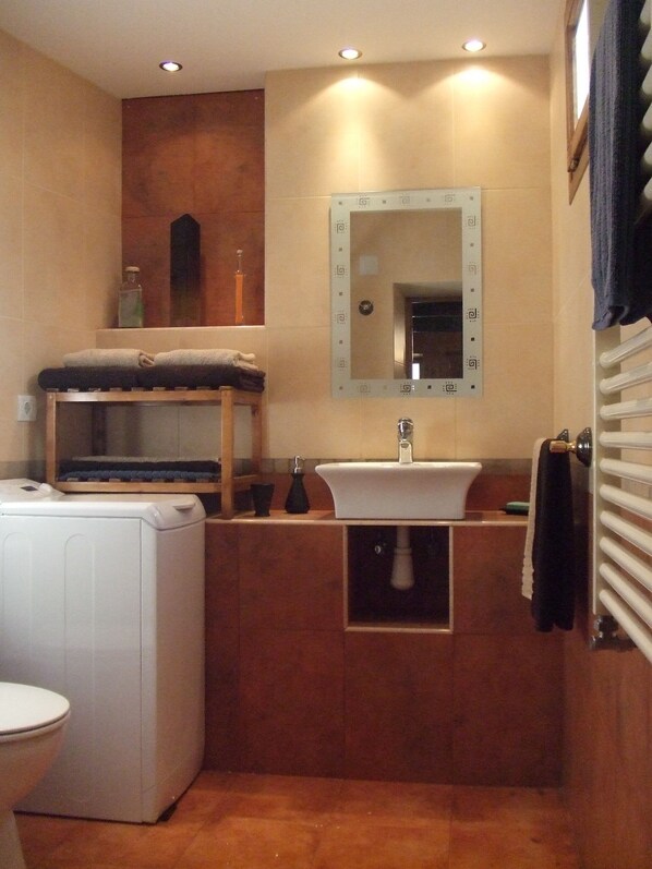 Shower, hair dryer, towels, toilet paper