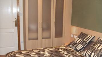 1 slaapkamer, een strijkplank/strijkijzer, gratis wifi