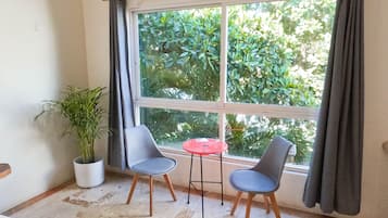 Deluxe-huone | Tallelokero huoneessa, kannettavalle tietokoneelle sopiva työtila