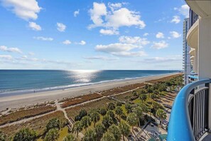 On the beach - The Renewed Sunrise Beach Suite (Myrtle Beach)