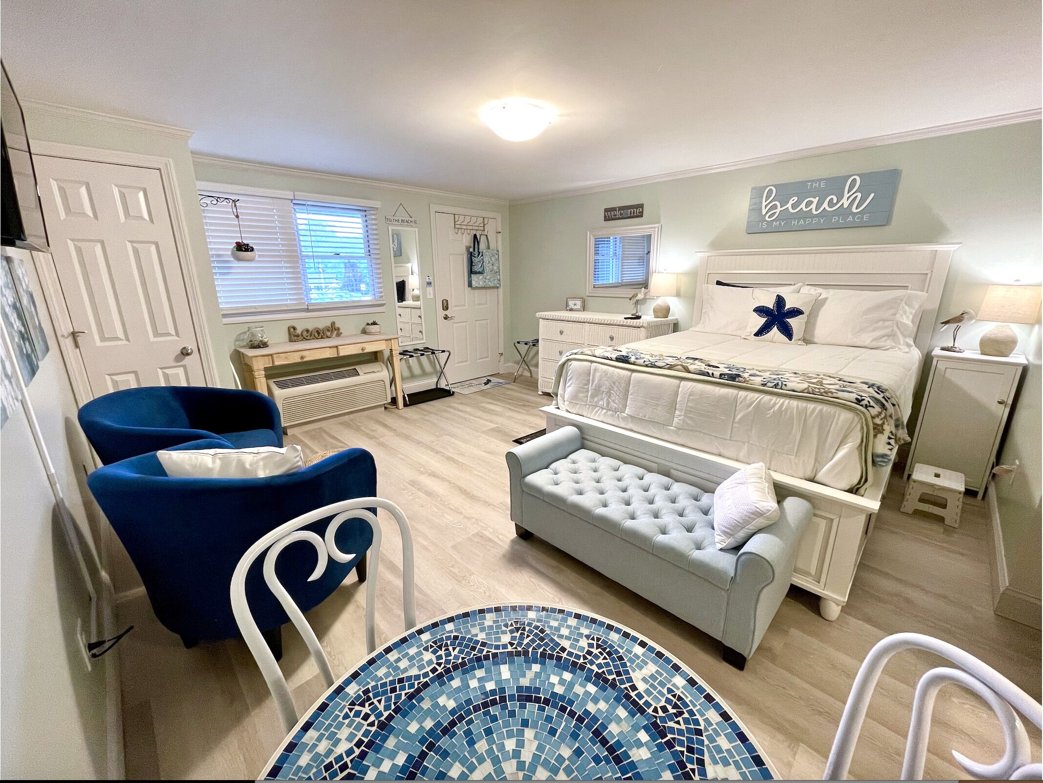  Lovely Boutique Studio, 1 mi. to Beach! 1/2 mi. to village ~ Trolley 2 blocks!