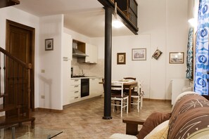 TV, tavolo da calcetto, libri
