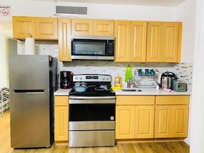 Refrigerador, microondas, horno y parrilla de estufa