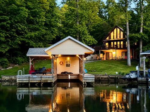 Updated Lakefront Retreat, Fiber WiFi, Fire Pit, 15 Min to VIR