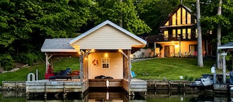 Updated Lakefront Retreat, Fiber WiFi, Fire Pit, 15 Min to VIR