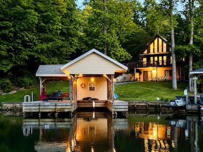 Updated Lakefront Retreat, Fiber WiFi, Fire Pit, 15 Min to VIR