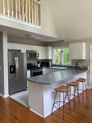 Refrigerador, microondas, horno y parrilla de estufa 