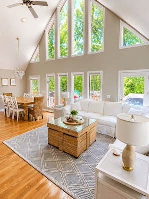 Smart TV, table tennis - Updated Lakefront Retreat, Fiber WiFi, Fire Pit, 15 Min to VIR (Leasburg)