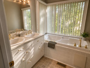 Combined shower/bathtub, jetted bath, towels, soap