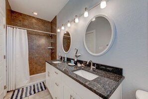 Duschwanne, Handtücher, Seife, Toilettenpapier