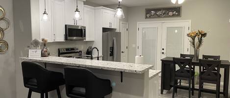 Een koelkast, een magnetron, een oven, een kookplaat