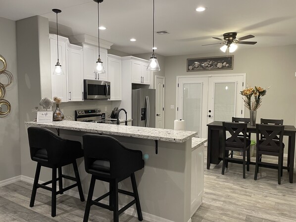 Réfrigérateur, micro-ondes, four, plaque de cuisson