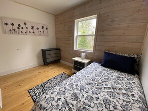 2 bedrooms, travel cot, free WiFi, bed sheets