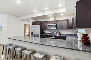 冷蔵庫、電子レンジ、オーブン、コンロ