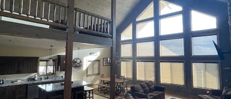 Smart-TV, Kamin, Bücher