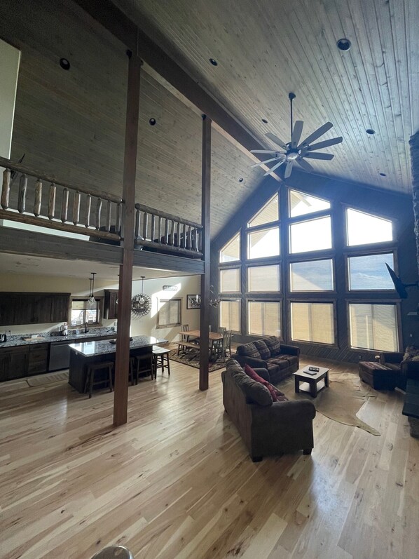 تلفزيون ذكي، مدفأة، كُتُب