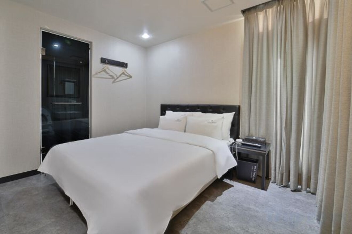 Premium bedding, WiFi (free), bed sheets