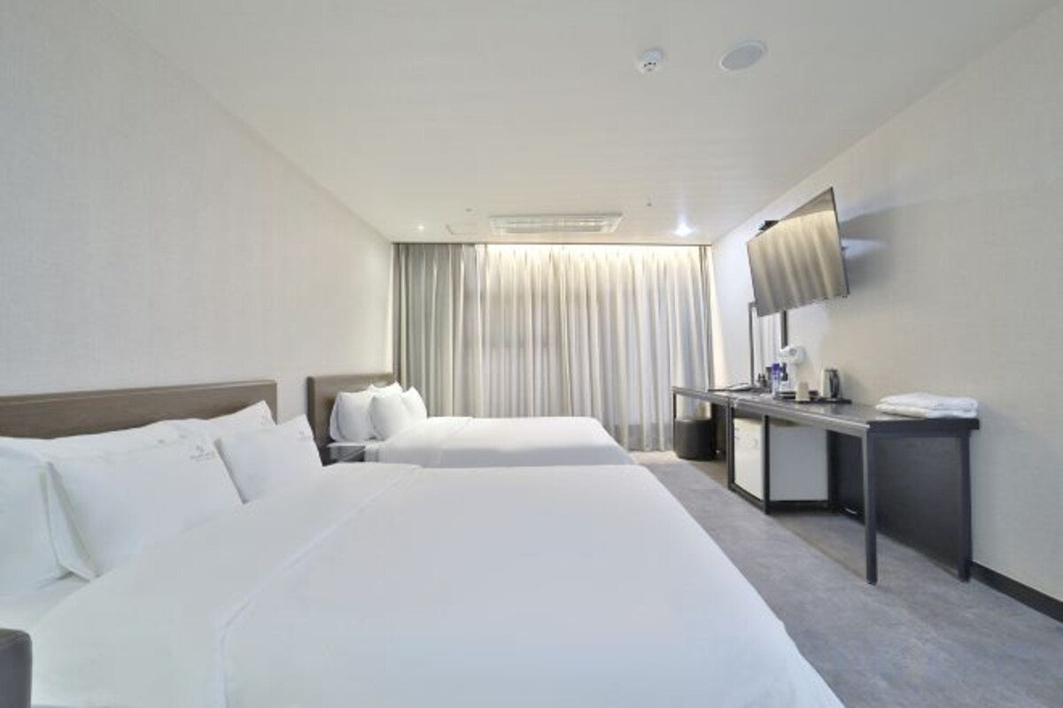 Premium bedding, WiFi (free), bed sheets