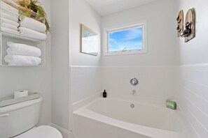 Combined shower/bathtub, hair dryer, towels, soap