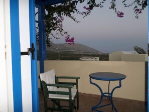 Apartment | Property grounds - Santorious Nice View Apartment (Santorini)