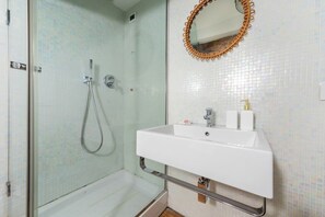 Douche, articles de toilette gratuits, sèche-cheveux, bidet
