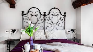 2 bedrooms, desk, iron/ironing board, WiFi