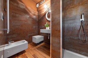 Ducha, artículos de tocador gratuitos, secador de pelo, bidet