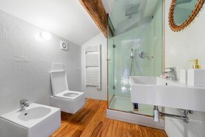 Suihku, ilmaiset hygieniatuotteet, hiustenkuivaaja, bidee