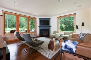 Smart TV, chimenea, libros y estéreo 