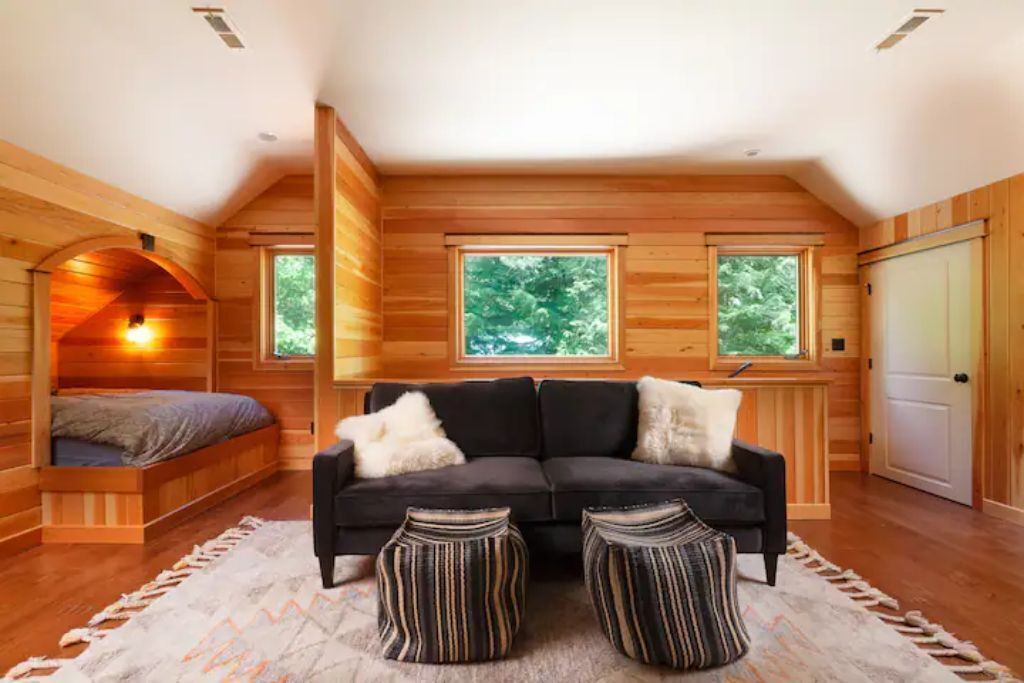 3 bedrooms, desk, iron/ironing board, travel crib