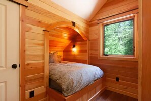 3 habitaciones, escritorio y tabla de planchar con plancha 