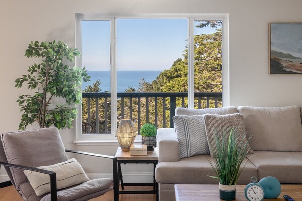 Smart TV, fireplace, video games, books - 🌊🌞 4BR Ocean-View Oasis with Hot Tub, Arcade, and EV Plug by SF & Beaches 🏖️ (Pacifica)