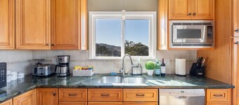 🌊🌞 4BR Ocean-View Oasis with Hot Tub, Arcade, and EV Plug by SF & Beaches 🏖️