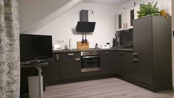 Een koelkast, een microgolfoven, een kookplaat, een vaatwasser